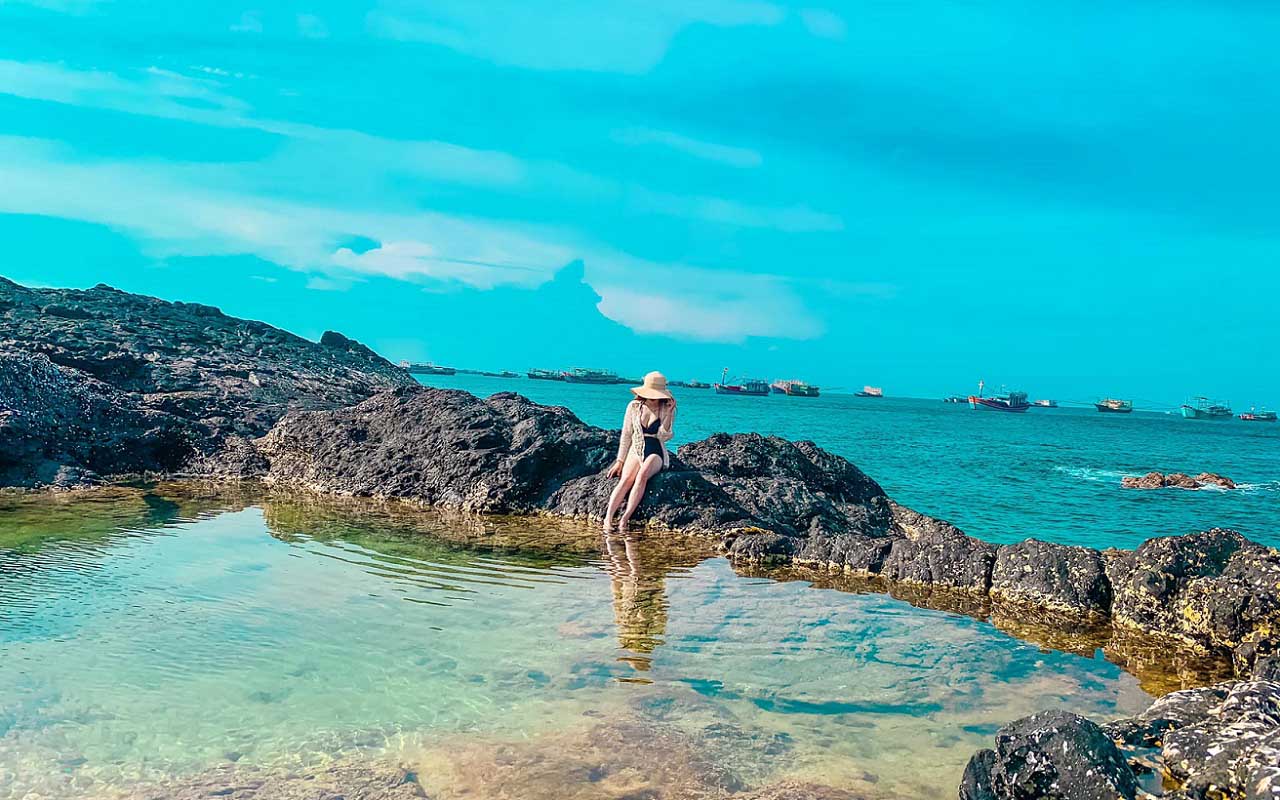 Tắm biển tại đảo
